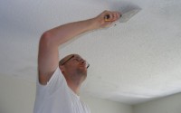 kak-ochistit-potolok-ot-pobelki