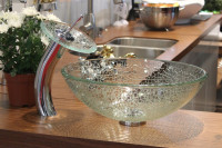 Стеклянный умывальник для ванной