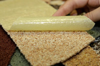 Снятие защитного слоя с гибкого камня