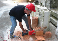 Резка кирпича